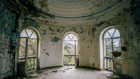 The Stories Behind 12 Abandoned Mansions Wyza