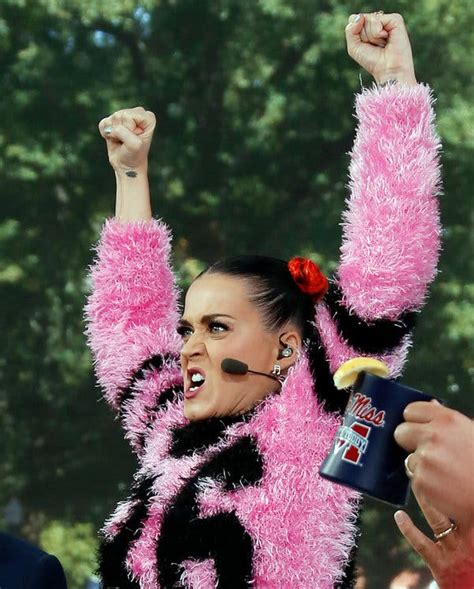 Katy Perry Touches Down In Football Fandom The New York Times