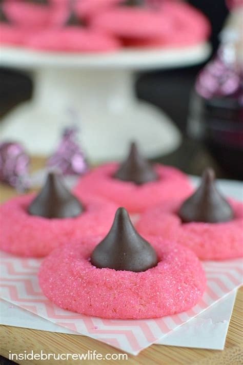 Customize this recipe with your favorite flavor and we've shared a few different cookies made with cake mix, such as the strawberry cookies, chocolate mint cookies and red velvet gooey cookies. These easy strawberry cookies are topped with a truffle kiss Hershey kiss and sparkles. They are ...