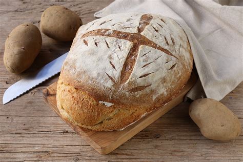 Unite le patate sbucciate e grattugiate (crude), il sale, lo. Pane di patate - con mollica soffice e saporita - Profumo ...