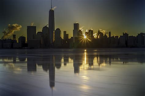 デスクトップ壁紙 風景 日没 シティ 都市景観 水 建物 反射 空 日の出 落ち着いた スカイライン 超高層ビル