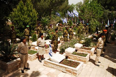 Remembering The Fallen Idf Soldiers Stand At Attention In Flickr