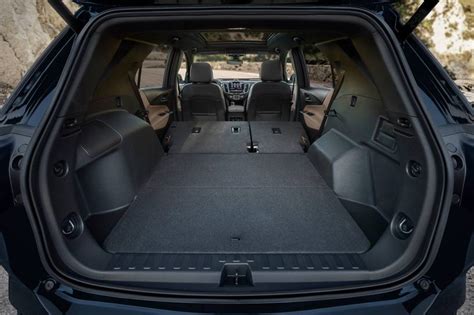 2023 Chevrolet Equinox Pictures 38 Photos Edmunds