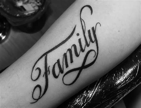 Familia Tattoo Lettering