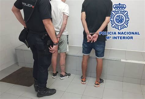 Dos detenidos al ser sorprendidos por la Policía Nacional robando en