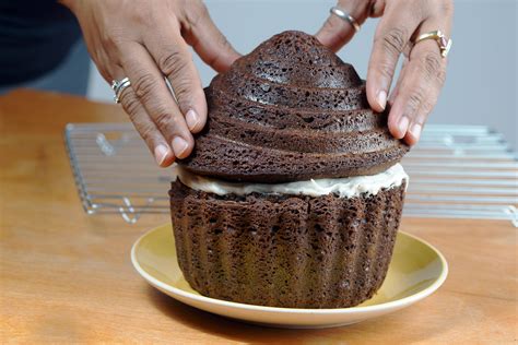 How To Bake A Giant Cupcake With Silicone Bakeware
