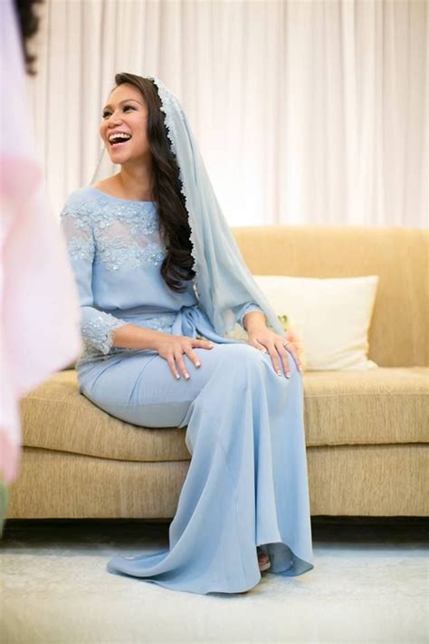 Berhijab bukan merupakan halangan untuk tampil cantik di foto pre wedding kamu. Collection of Baju Nikah Berlace | Wedding Dress Tunang ...