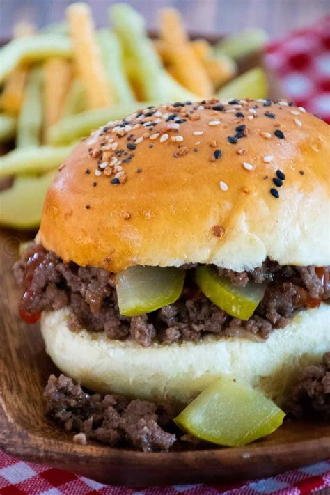 The most typical being ground beef, onions, bell peppers, tomatoes, brown sugar, worcestershire sauce, vinegar. Loose Meat Sandwiches | Recipe in 2020 | Loose meat sandwiches, Meat sandwich, Homemade hamburgers