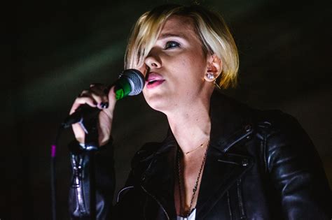 Scarlett Johansson Dévoile Son Nouveau Groupe The Singles