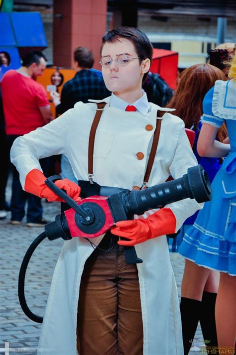 Team Fortress 2 Medic Cosplay