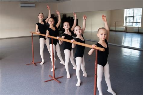 Niedliche Kleine Ballerinas Im Rosa Ballettkostüm Kinder In