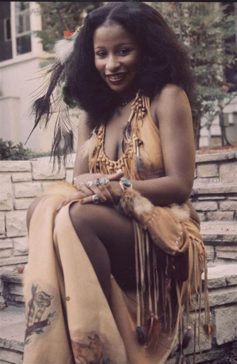 The Queen Of Funk Cool Pics Show Unique Styles Of Chaka Khan In