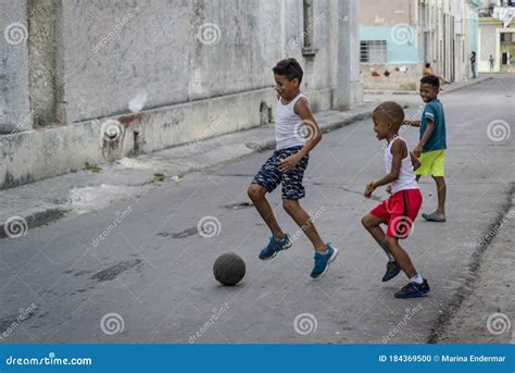 Chicos Jugando Fútbol En La Calle Imagen Editorial Imagen De Vida