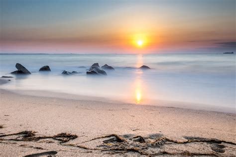 Hermoso Amanecer En La Playa Foto Premium