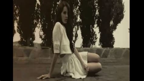 Lana Del Rey Amoureuse Dune Femme Dans Son Nouveau Clip Summertime