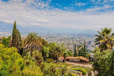 Wer hat schon einmal von einem land gehört, welches ein staubtrockene wüste, gigantische hängegletscher. Parque Metropolitano in Santiago de Chile, Chile | Franks ...