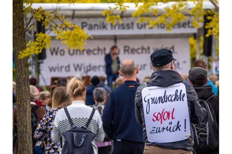 Diese städte planen offene clubs und shopping. Protest gegen Corona-Maßnahmen in mehreren deutschen Städten