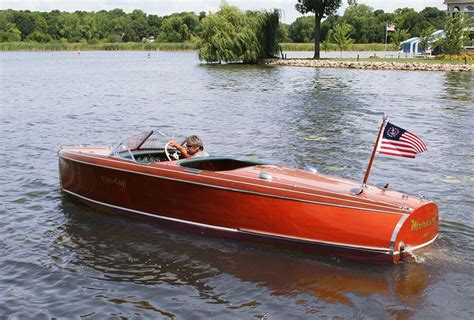Fine accessories, reasonable design and high precision. Chris Craft 19' Custom Runabout Barrel-Back | Classic boats, Wooden boat building, Classic ...