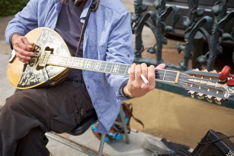 Hombre Que Toca Un Instrumento Musical En Luisiana Imagen De Archivo