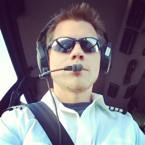 Cara daftar kredivo ternyata tidak serumit yang dikira. Foto Selfie Pilot Ganteng Ramai di Instagram Traveler