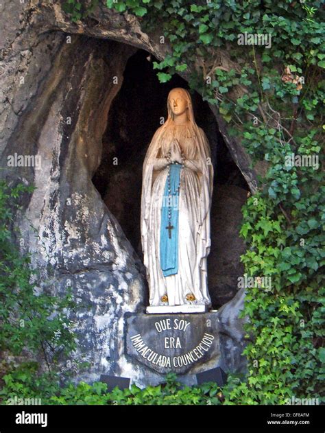 Statue De La Vierge Marie à La Sainte Grotte De Lourdes La Ville