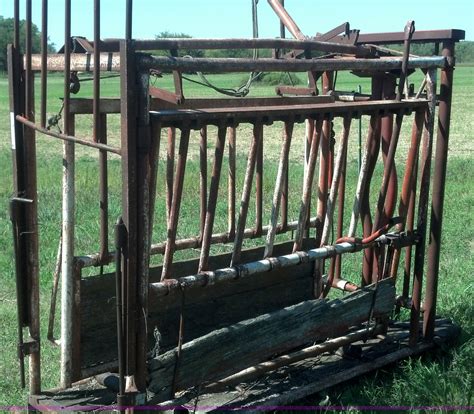 Ww Cattle Squeeze Chute In Buhler Ks Item V9263 Sold Purple Wave