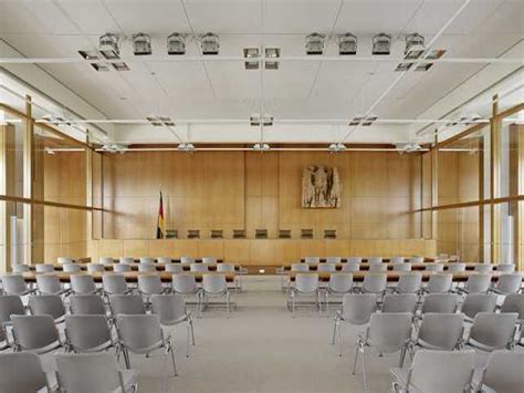 Das bundesverfassungsgericht mit sitz in karlsruhe wurde 1951 gegründet und besteht aus 16. Bundesverfassungsgericht und Religionsgemeinschaften ...