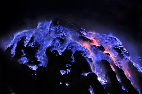 Salah satu erupsi gunung berapi terbesar di dunia juga terjadi di dunia, yaitu erupsi gunung tambora pada 1815, yang berdampak pada iklim di eropa tahun 1916. 10 Gunung Berapi Paling Fotogenik di Dunia dari Fuji ke ...