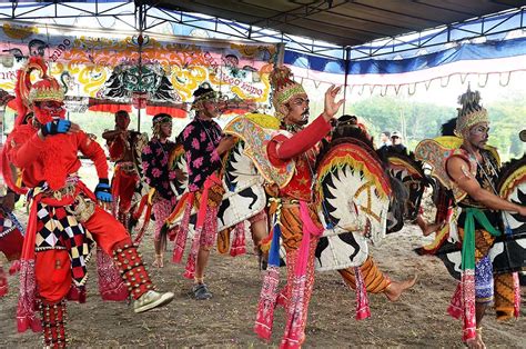 Tari merupakan salah satu cabang seni yang mendapat perhatian besar di masyarakat. jathilan | merupakan salah satu kesenian masyarakat ...
