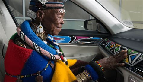 À 82 Ans La Sud Africaine Esther Mahlangu Décore Des Voitures De Bmw