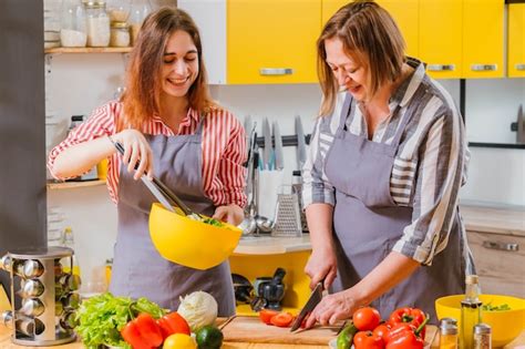 Madre E Hija Cocinando Juntas En La Cocina Foto Premium