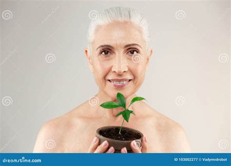 Ritratto Di Bellezza Di Una Donna Anziana Mezzo Nuda Allegra Immagine Stock Immagine Di Mezzo