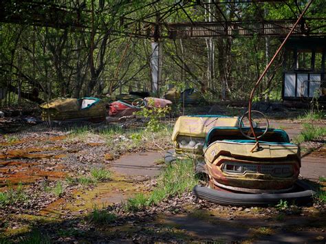 25 Chilling Photos Of Abandoned Places Around The World