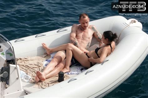 Charli Xcx Sexy Seen Flaunting Her Hot Bikini Body On A Boat With Her