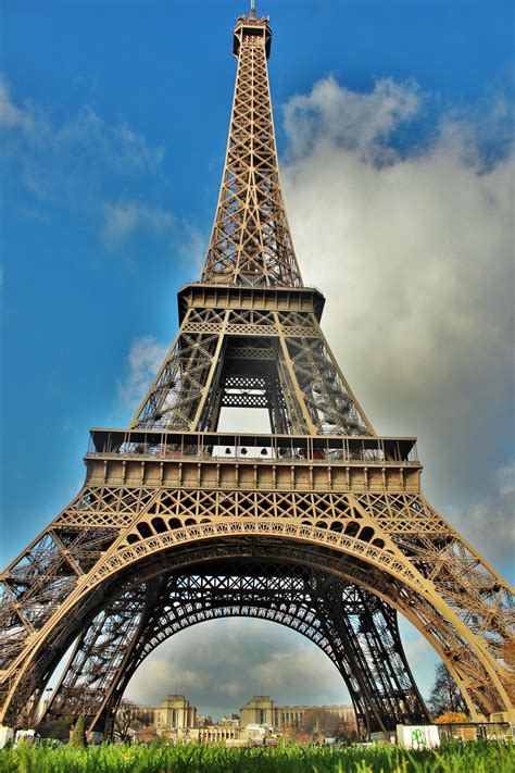 Tour eiffel, /tuʀ ɛfɛl/) é uma torre treliça de ferro do século xix localizada no champ de mars, em paris, a qual se tornou um ícone mundial da frança. Torre Eiffel e um ensolarado dia de inverno em Paris ...