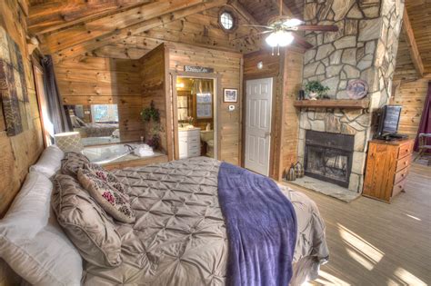 From romantic cabins in helen, ga honeymoon cabin rentals to log cabins, north georgia has so many amazing places to stay. Bear's Den Dog-Friendly Cabin Rental | Couples Retreat ...