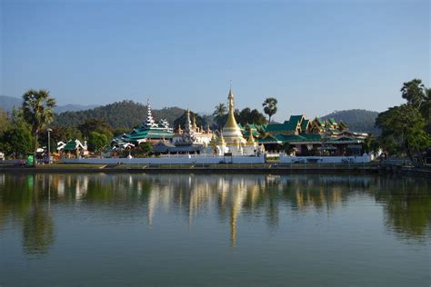 mae-hong-son-temples-mae-hong-son,-thailand,-hong