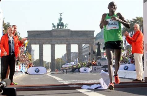 The term the world's best was also briefly in use. Marathon-Weltrekord: Kenianer Makau läuft in Berlin allen ...