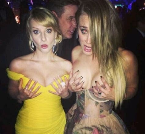 Kaley Cuoco And Melissa Rauch Holding Their Golden Globes