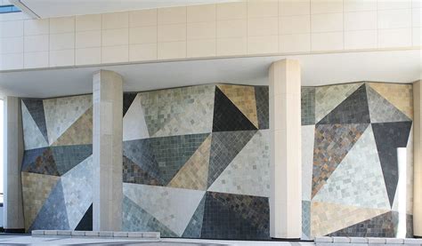 La polizia di miami beach ha spiegato al quotidiano che il crollo è avvenuto intorno alle 2 del mattino nelle foto e video si vede il crollo del palazzo e nei video si sentono le grida delle persone intervenute. Palazzo di giustizia a Miami - Grassi Pietre