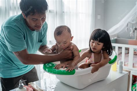 Padre Bañando A Sus Hijos Foto Premium