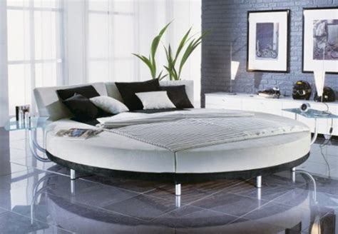 Round beds first appeared on the residential market in 1968 with luigi massoni's rotating lullaby bed for poltrona frau (the updated. 20 Incredible Round Bed Designs For Your Bedroom