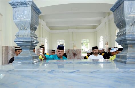 Almarhum sultan iskandar hol day. Sultan Ibrahim ziarah Makam Diraja Johor sempena Hari Hol ...