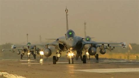 Mali Raf C17 Cargo Plane To Help French Operation Bbc News