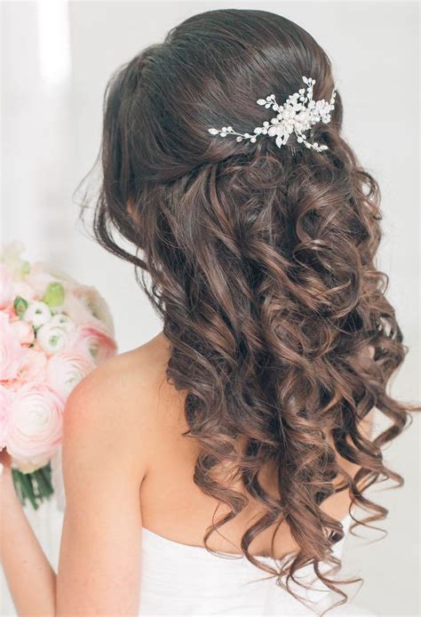Needless to say, they are super comfortable, help you look effortlessly chic, and in many cases, you can do the beautiful updos you. The 25+ best Quinceanera hairstyles ideas on Pinterest ...