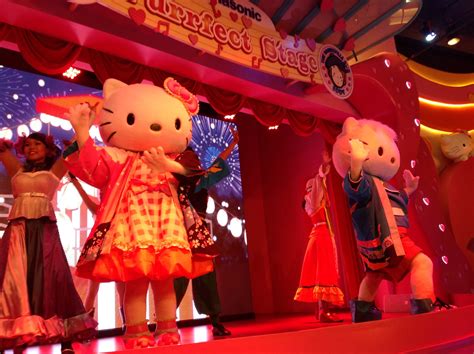 There is also an indoor playground, tea cups ride and a stage where hello kitty appears in shows and parades. Hello Kitty Town | Hello kitty, Kitty, Singapore