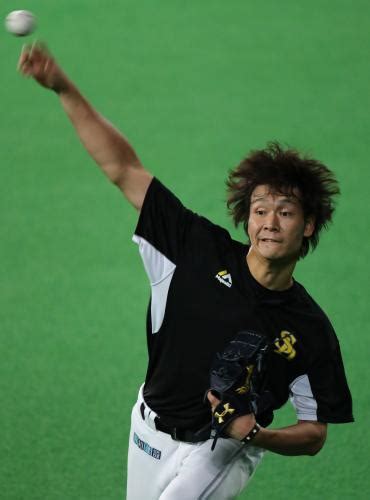 キャッチボールで調整する武田 ― スポニチ Sponichi Annex 野球