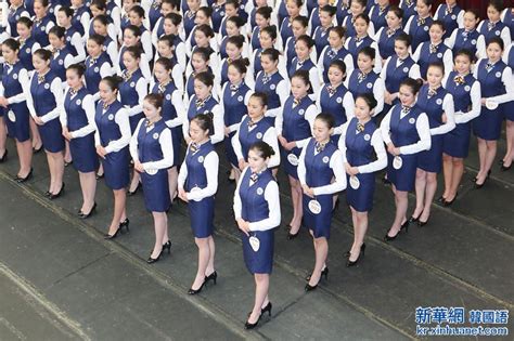 산둥 칭다오서 고등학교 모델，항공승무원 설명회 열어
