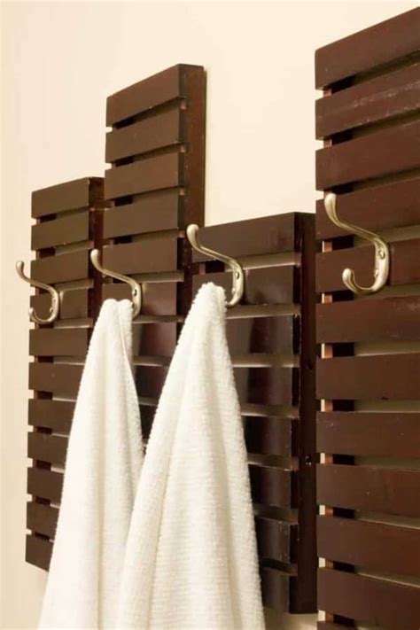 An inspiringa decorative towels for bathroom ideas for a diyers which uses some old frame as the hanger. 20 Genius DIY Towel Rack Ideas - The Handyman's Daughter