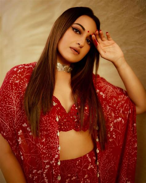Sonakshi Sinha Wore A Deep Neck Blouse And Lehenga Will Be Forced To Tie The Bridge Of Praise